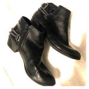 J O E B O X E R * ankle length boots with chains